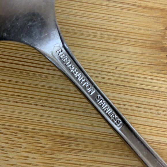 Reed & Barton Stainless Steel Camelot ONE Teaspoon Vintage Discontinued Pattern - Picture 4 of 4